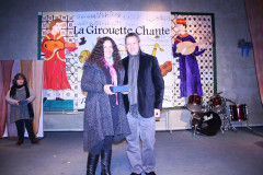 Entrega_de_est__mulo_a_directora_del_coro_La_Maisonette__Copiar_-3239